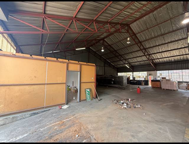 1,265M² WAREHOUSE TO LET IN JET PARK